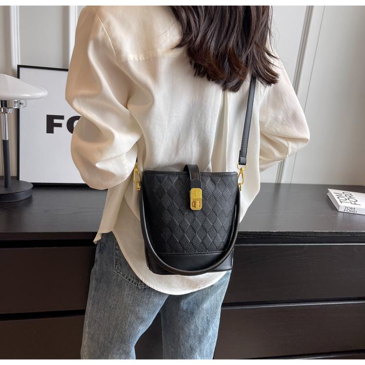 Shoulder handbag高级感洋气小包包2024新款女包流行爆款百搭斜挎包单肩腋下水桶包