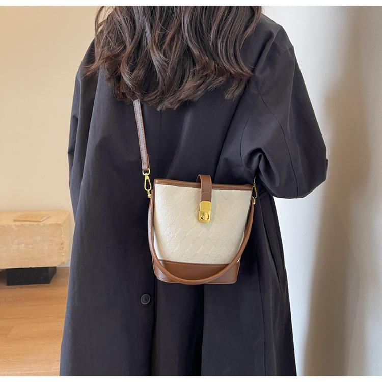 Shoulder handbag高级感洋气小包包2024新款女包流行爆款百搭斜挎包单肩腋下水桶包