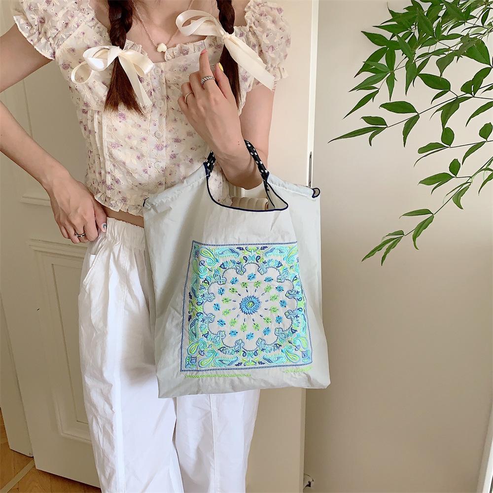 Shopping bag37232 ballchain卡通刺绣购物袋日系手拎袋逛街时尚手提单肩包