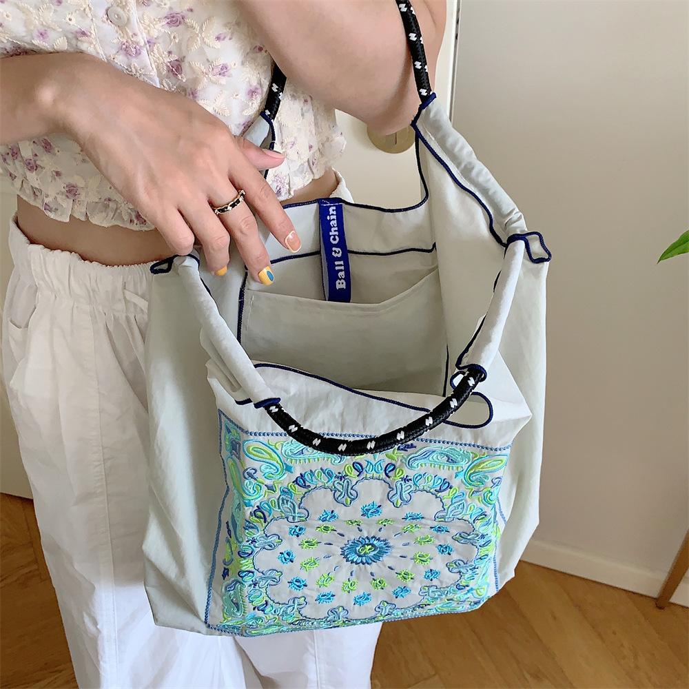 Shopping bag37232 ballchain卡通刺绣购物袋日系手拎袋逛街时尚手提单肩包
