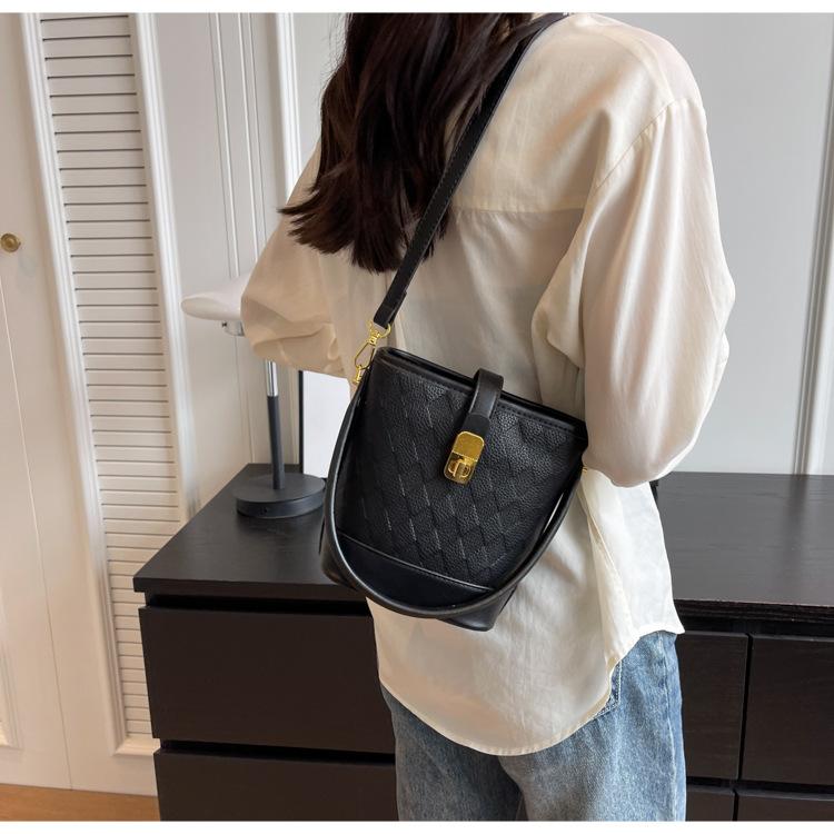 Shoulder handbag高级感洋气小包包2024新款女包流行爆款百搭斜挎包单肩腋下水桶包