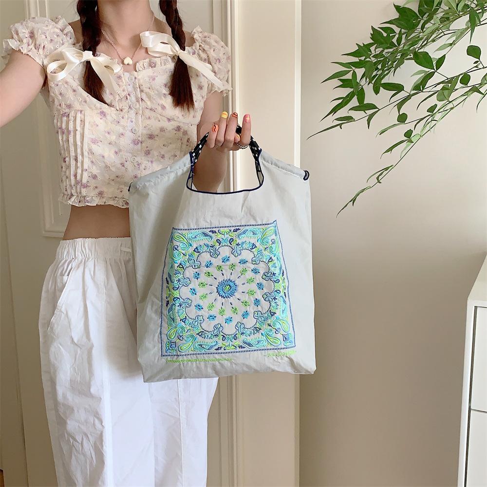 Shopping bag37232 ballchain卡通刺绣购物袋日系手拎袋逛街时尚手提单肩包