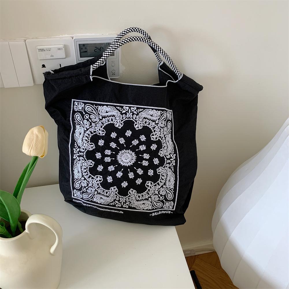 Shopping bag37232 ballchain卡通刺绣购物袋日系手拎袋逛街时尚手提单肩包