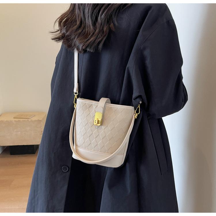 Shoulder handbag高级感洋气小包包2024新款女包流行爆款百搭斜挎包单肩腋下水桶包
