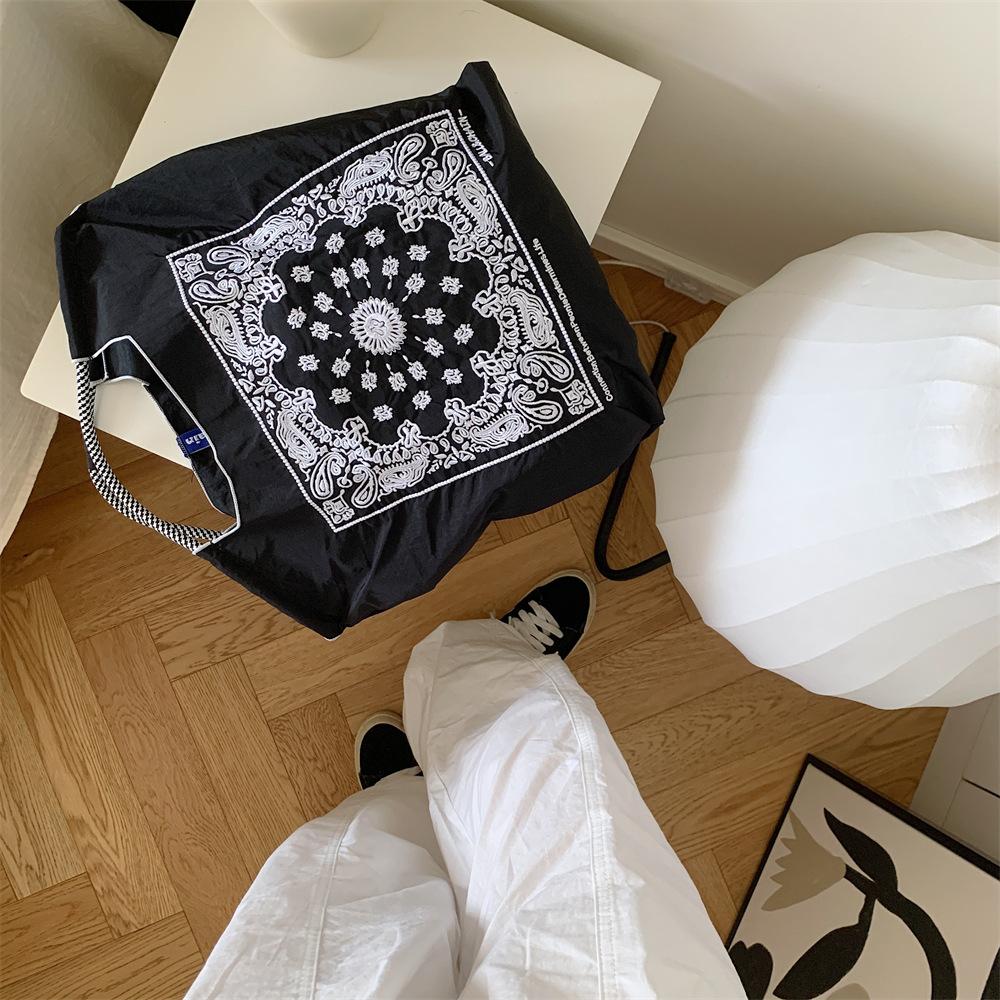 Shopping bag37232 ballchain卡通刺绣购物袋日系手拎袋逛街时尚手提单肩包