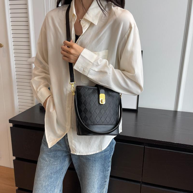 Shoulder handbag高级感洋气小包包2024新款女包流行爆款百搭斜挎包单肩腋下水桶包