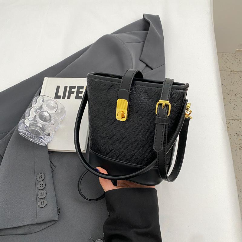 Shoulder handbag高级感洋气小包包2024新款女包流行爆款百搭斜挎包单肩腋下水桶包