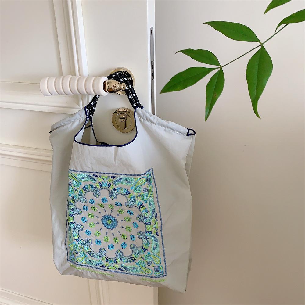 Shopping bag37232 ballchain卡通刺绣购物袋日系手拎袋逛街时尚手提单肩包