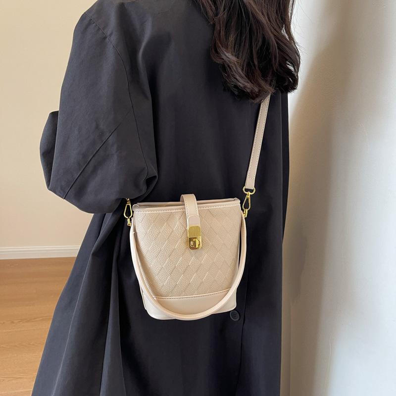 Shoulder handbag高级感洋气小包包2024新款女包流行爆款百搭斜挎包单肩腋下水桶包