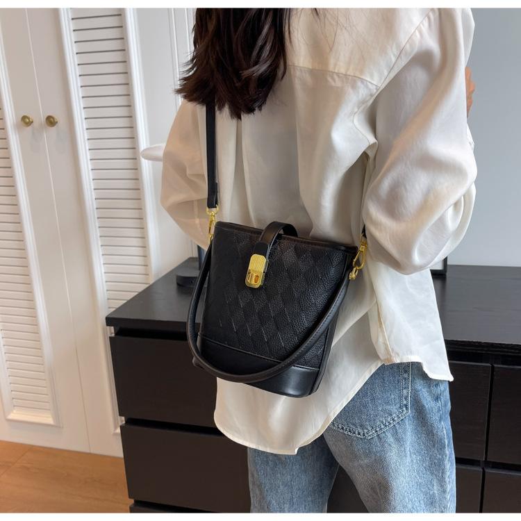 Shoulder handbag高级感洋气小包包2024新款女包流行爆款百搭斜挎包单肩腋下水桶包