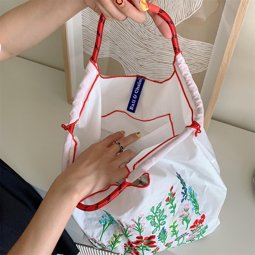 Shopping bag37232 ballchain卡通刺绣购物袋日系手拎袋逛街时尚手提单肩包