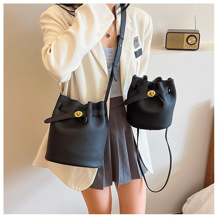 Shoulder handbag2024新款荔枝纹水桶包时尚简约锁扣女包韩版休闲纯色单肩包两件套