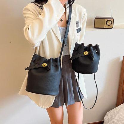 Shoulder handbag2024新款荔枝纹水桶包时尚简约锁扣女包韩版休闲纯色单肩包两件套